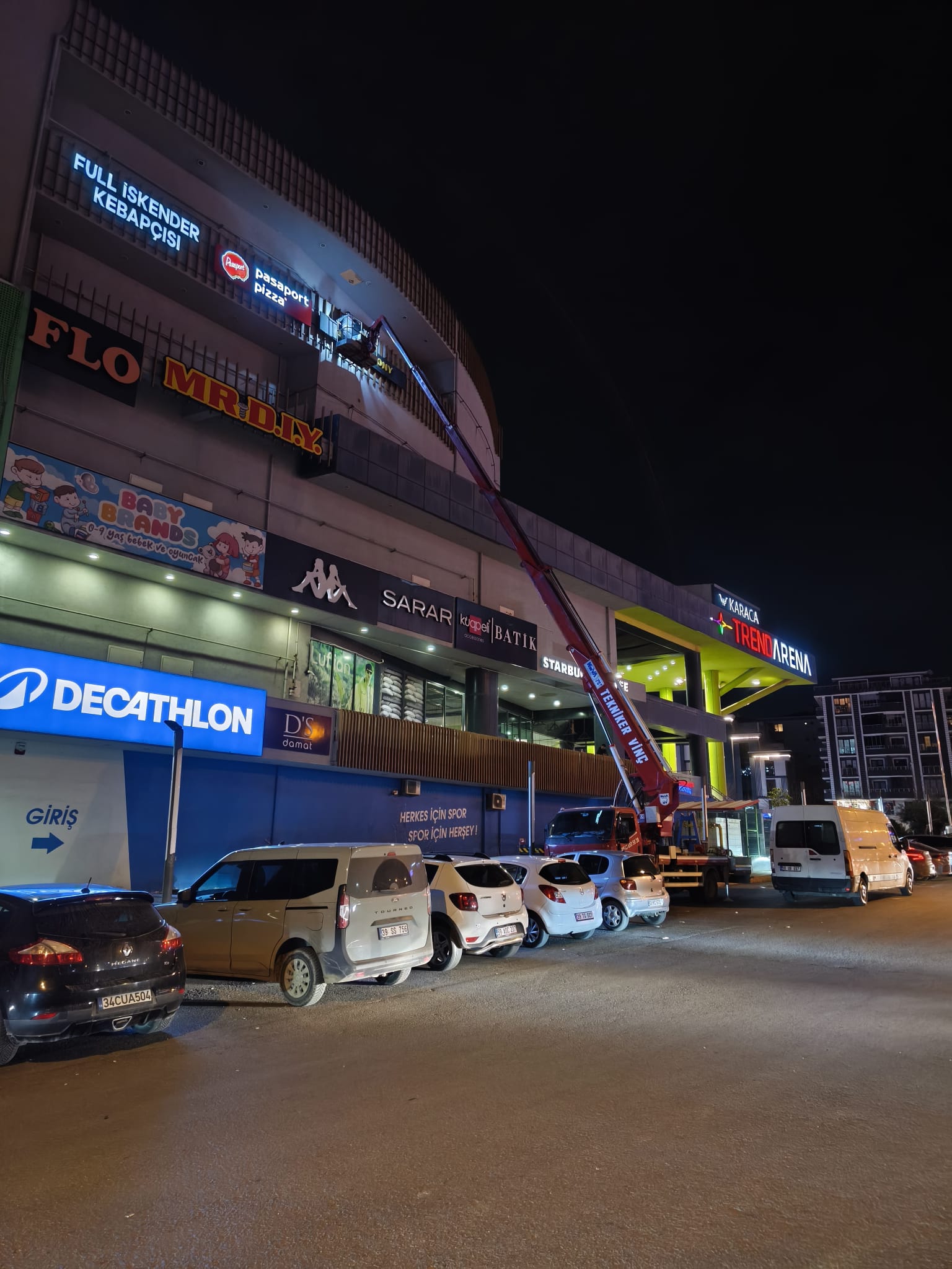 Alışveriş merkezi önünde gece vinç çalışması
