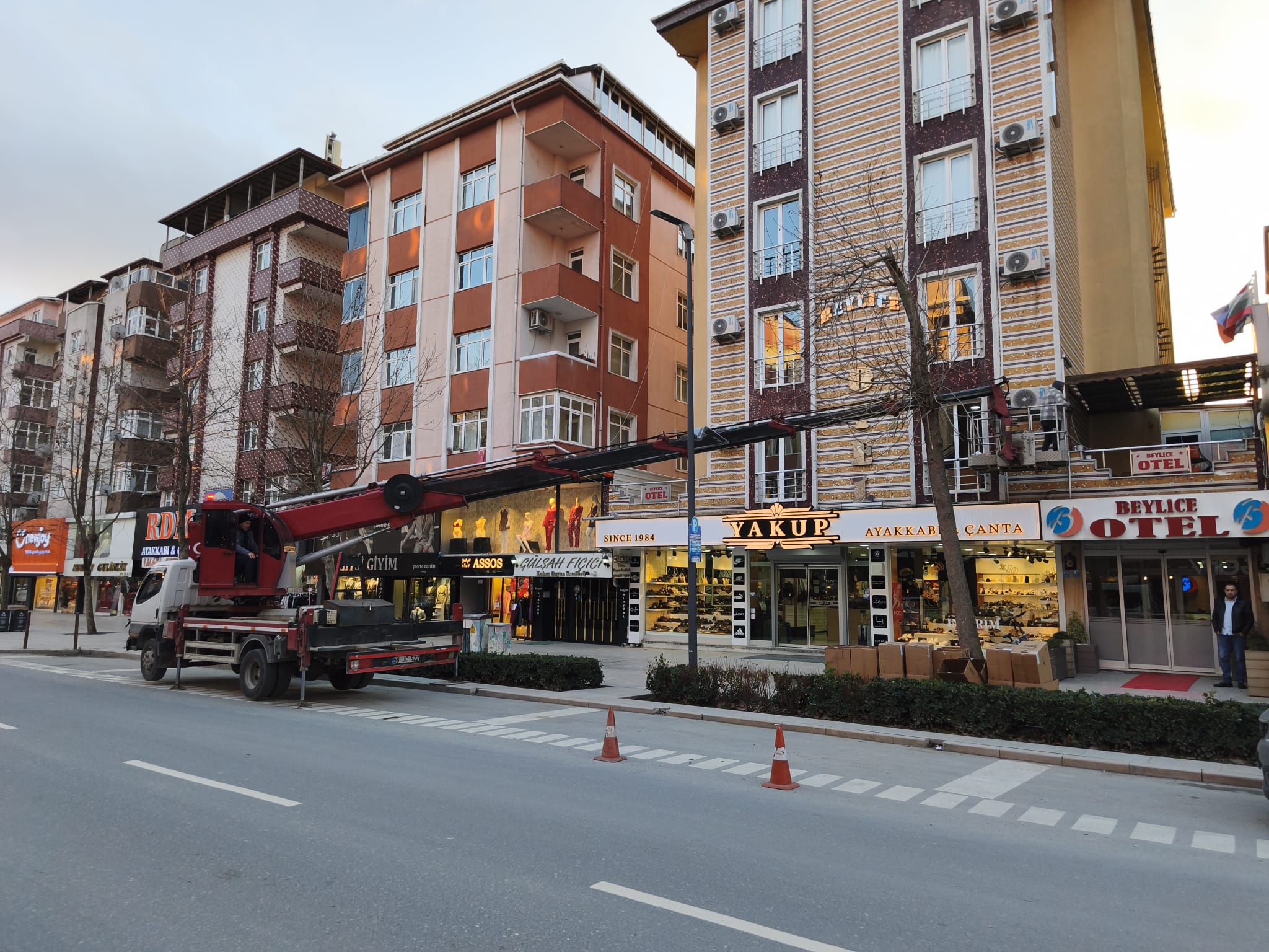Apartman cephesine yatay uzanan kamyon üstü vinç