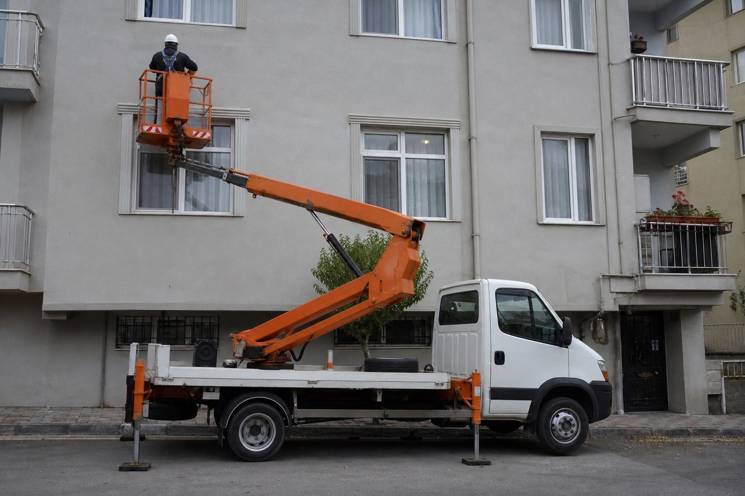 Bina cephesinde sepetli çalışma platformu
