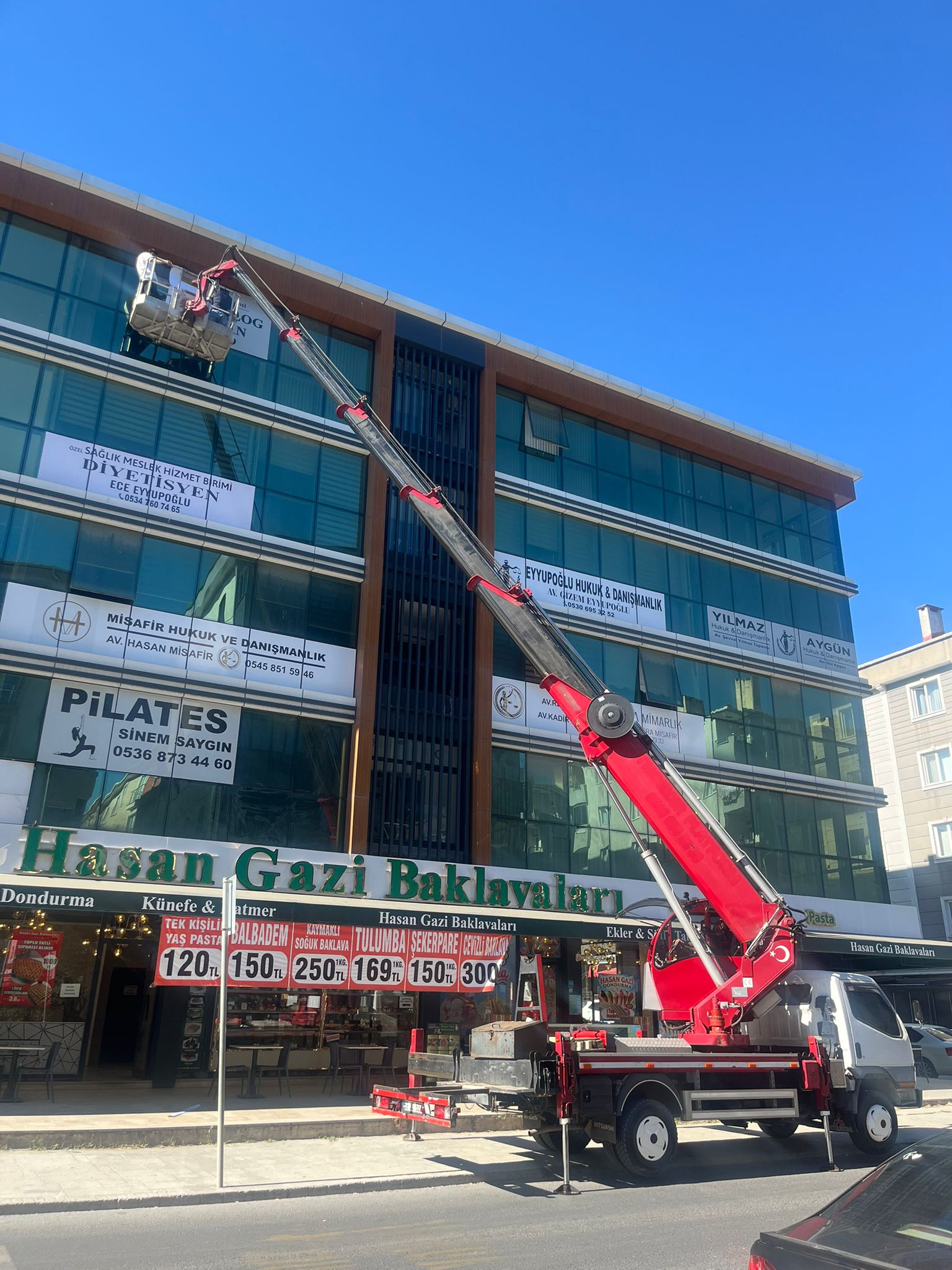 Cam cepheli iş merkezinin üst katına sepetli erişim
