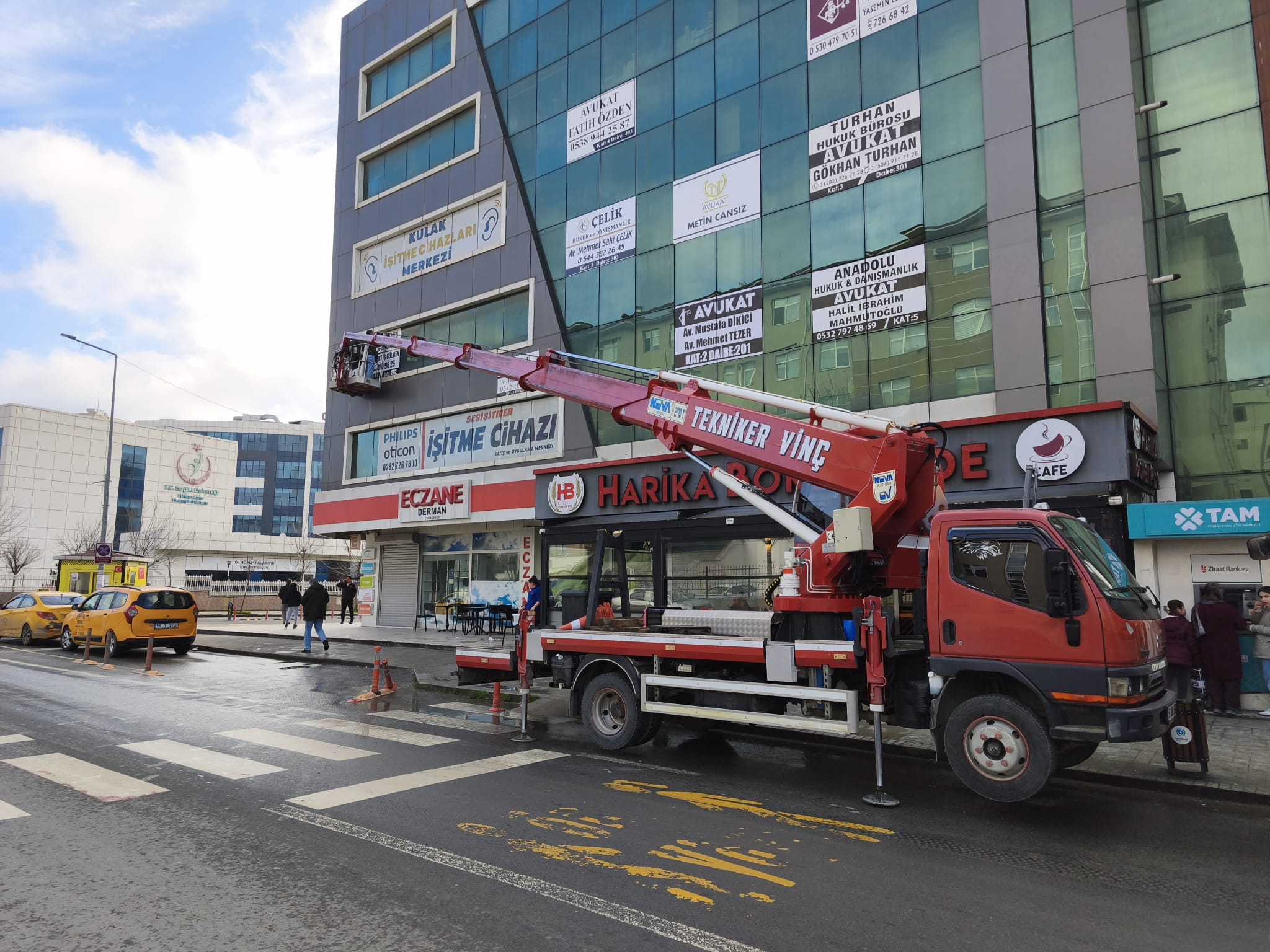 Cam cepheli iş yerinde yatay sepetli vinç çalışması