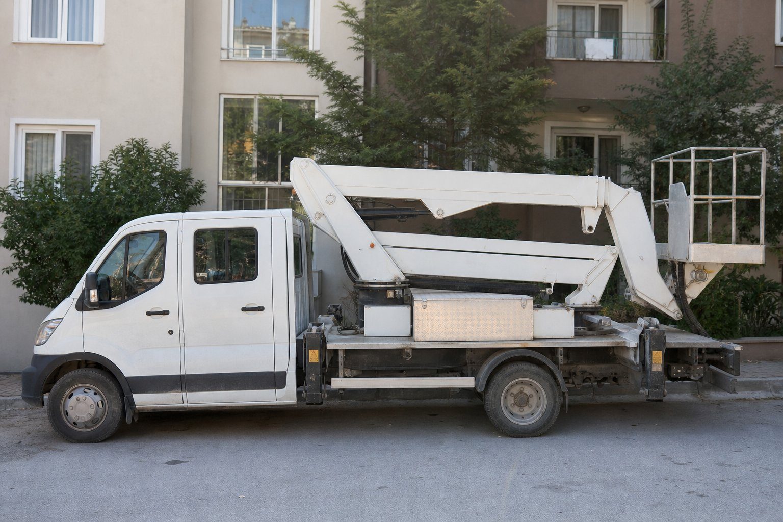 Dar sokakta park edilmiş sepetli kamyon