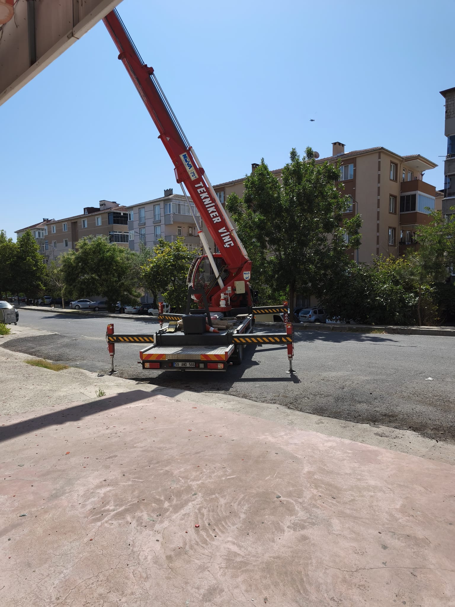 Destek ayakları açık kamyon üstü vincin arkadan görünümü