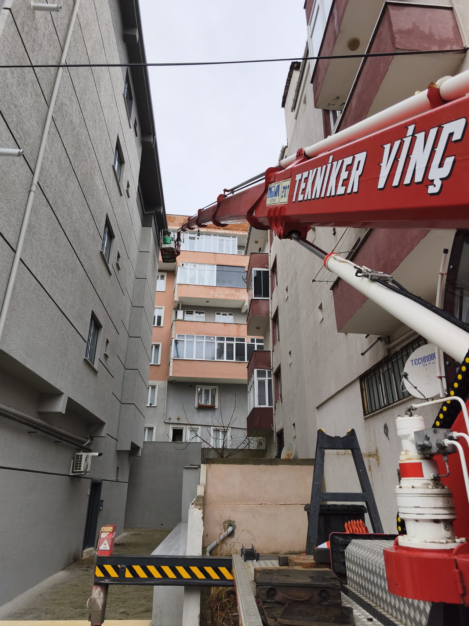 İki bina arasında kamyon üstü vinç kurulumu