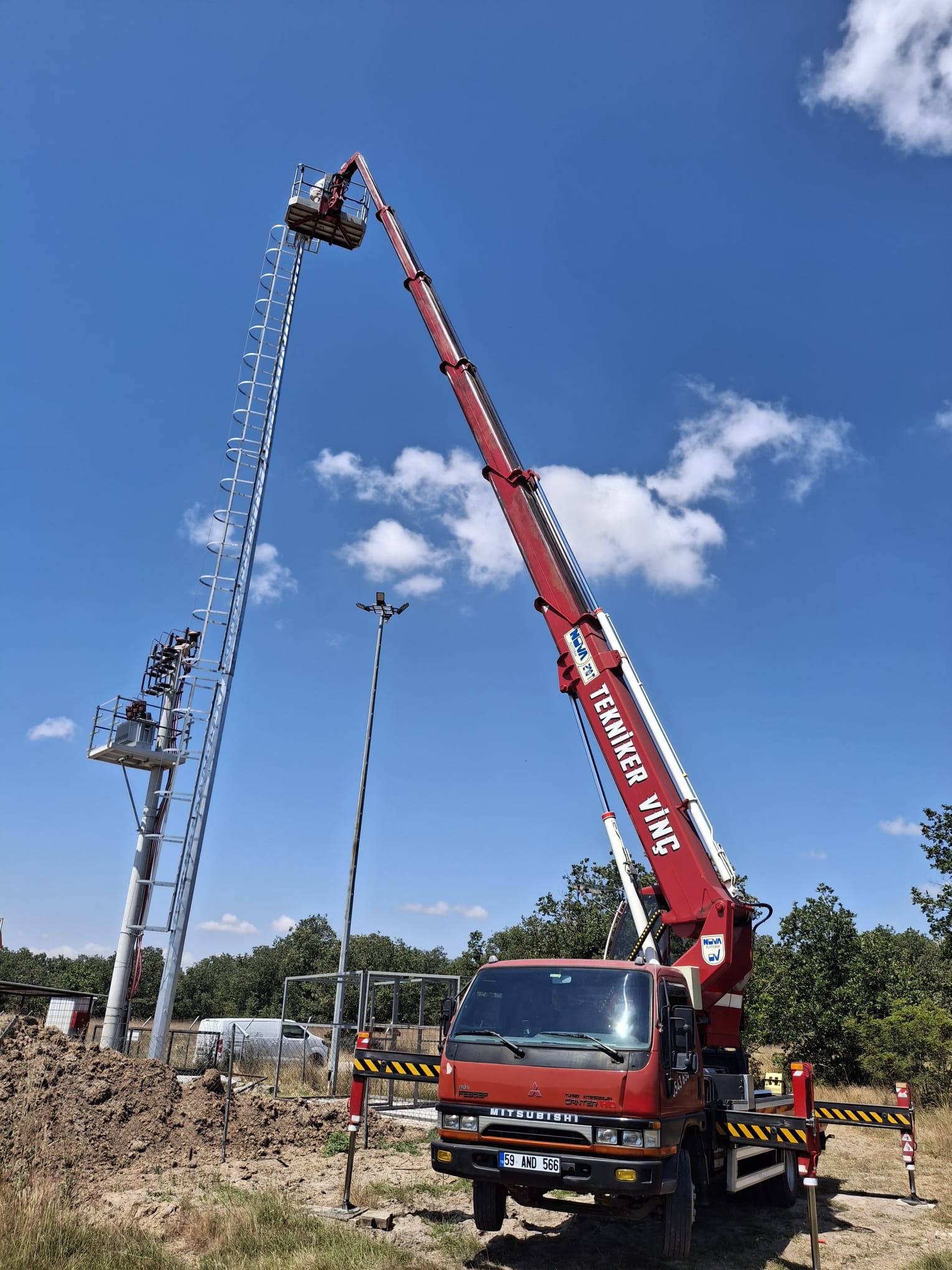 Metal kulede sepetli vinç ile yüksek erişim