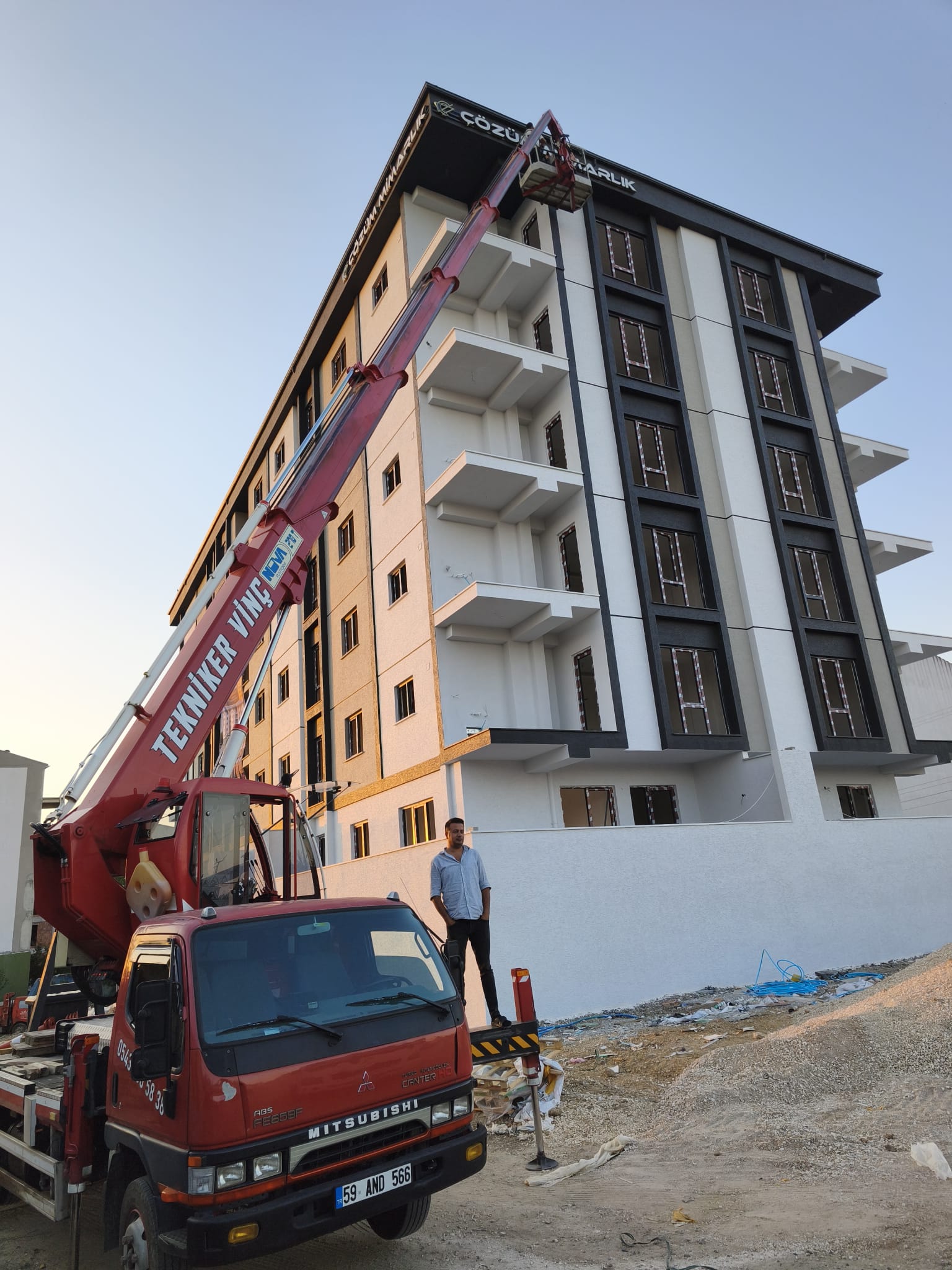 Yeni apartmanın çatısında sepetli platform çalışması