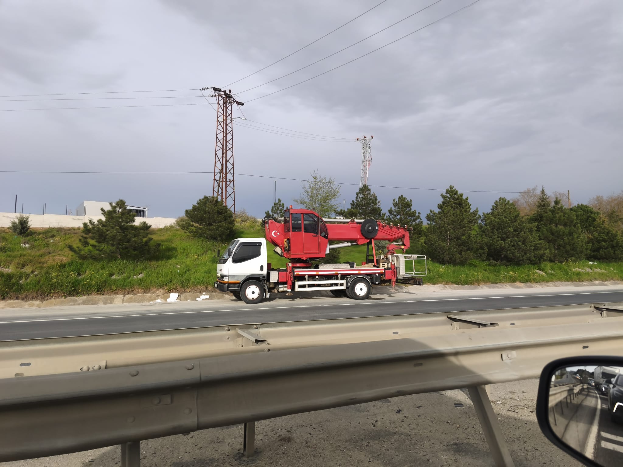 Yol kenarında katlanmış kamyon üstü vinç