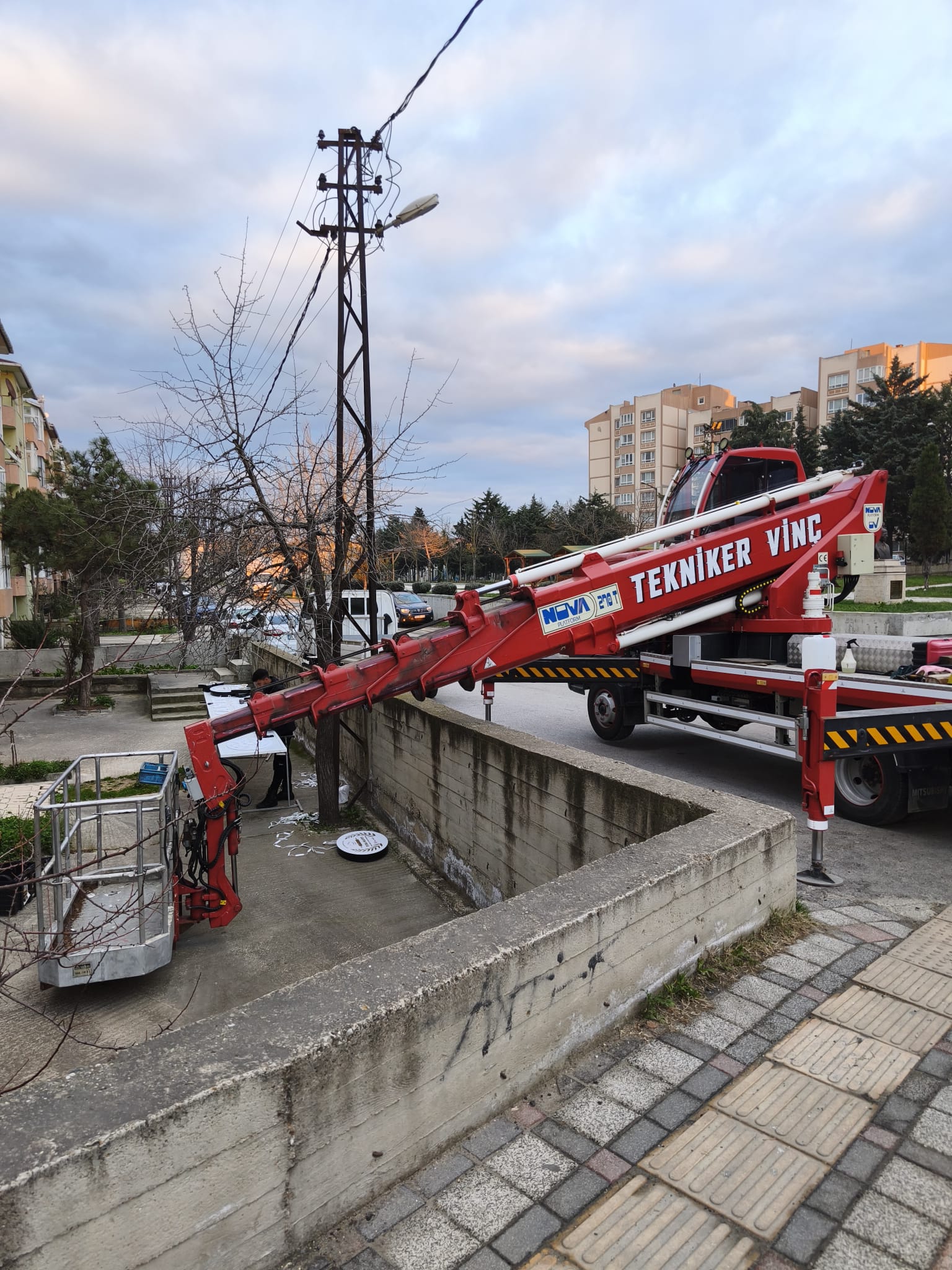 Yol seviyesinin altına indirilmiş vinç sepeti