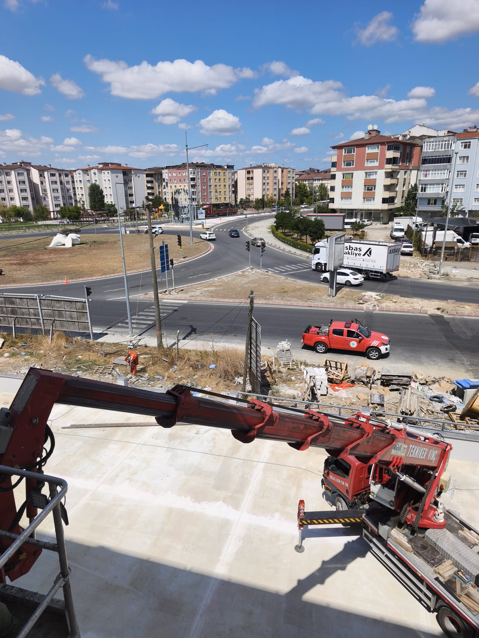Yüksekten görülen kamyon üstü vinç ve çalışma alanı
